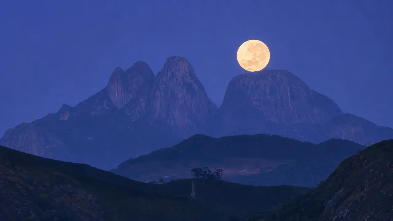 Lua cheia alinhada sobre o Capacete dos Três Picos, em Nova Friburgo