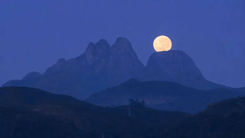 Lua cheia alinhada sobre o Capacete dos Três Picos, em Nova Friburgo