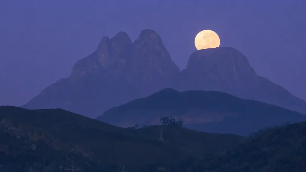 Lua cheia alinhada sobre o Capacete dos Três Picos, em Nova Friburgo