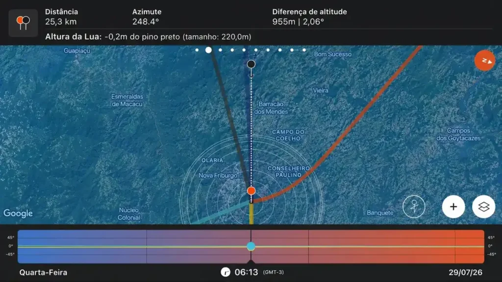 Lua cheia alinhada sobre o Capacete dos Três Picos, em Nova Friburgo
