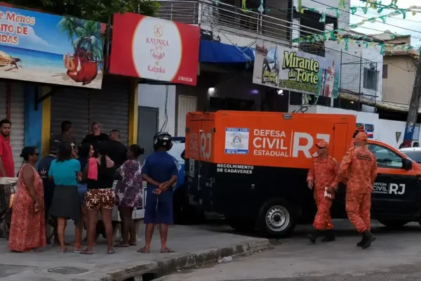 Policiais isolam rua próxima à Praia do Forte após empresária ser morta a tiros em Cabo Frio