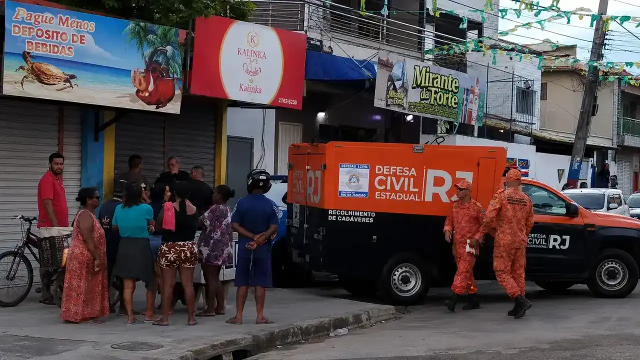 Policiais isolam rua próxima à Praia do Forte após empresária ser morta a tiros em Cabo Frio