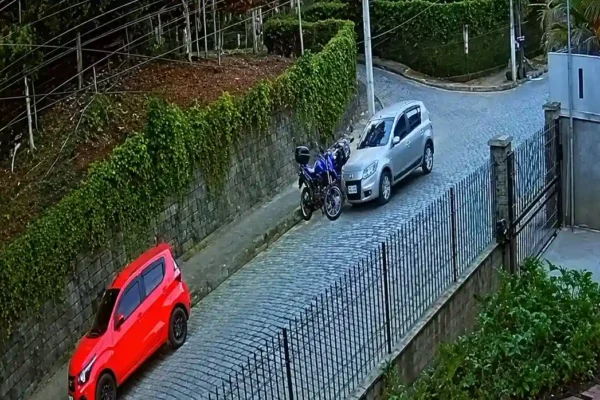 Carro atinge motocicleta estacionada em Nova Friburgo