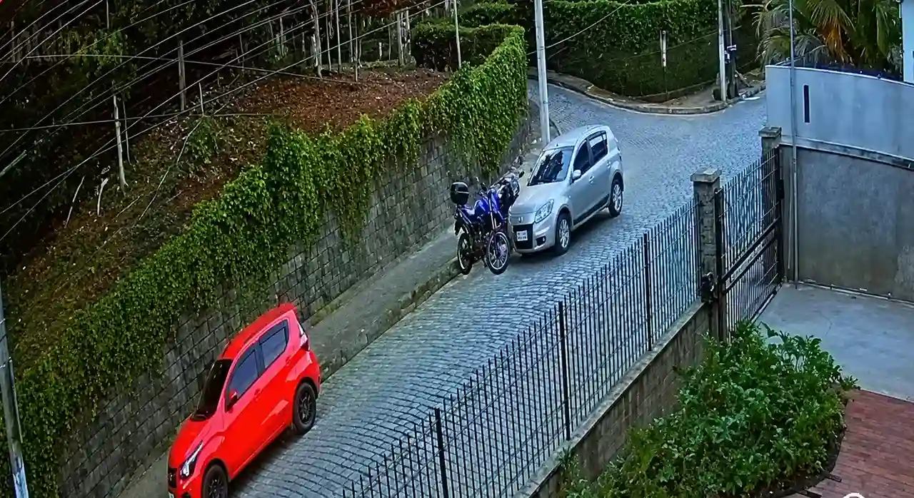 Carro atinge motocicleta estacionada em Nova Friburgo