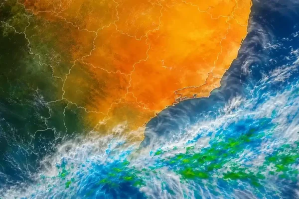 Nuvens avançam sobre área urbana do Estado do Rio antes da previsão de chuva isolada