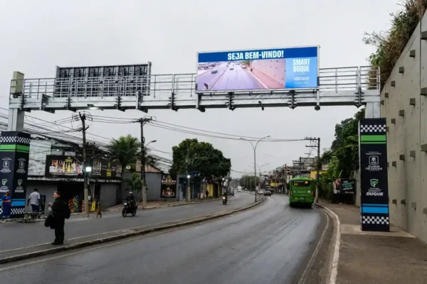 Pórtico da Muralha Digital instalado em São Bento, Duque de Caxias