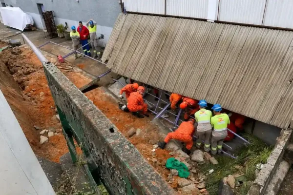 Área próxima a viaduto em Nova Friburgo onde funcionário da Rota 116 ficou ferido após queda de parte de muro.