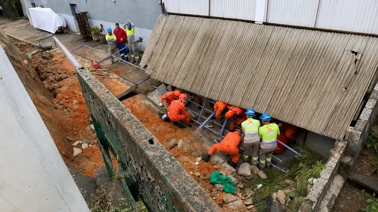 Área próxima a viaduto em Nova Friburgo onde funcionário da Rota 116 ficou ferido após queda de parte de muro.