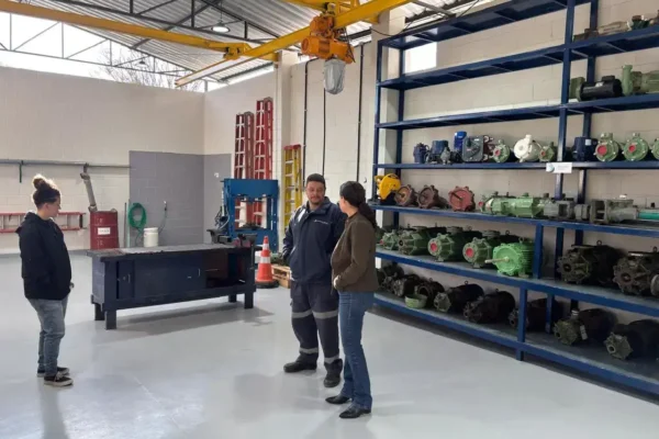 Colaboradores da Águas de Nova Friburgo em nova oficina eletromecânica usada para manutenção de bombas e equipamentos operacionais.