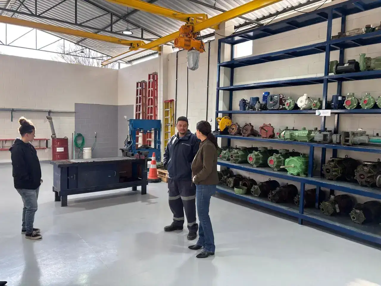 Colaboradores da Águas de Nova Friburgo em nova oficina eletromecânica usada para manutenção de bombas e equipamentos operacionais.