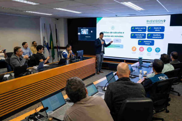 Representantes de projetos tecnológicos apresentam soluções para melhorar o transporte público do Rio durante eventos climáticos extremos.