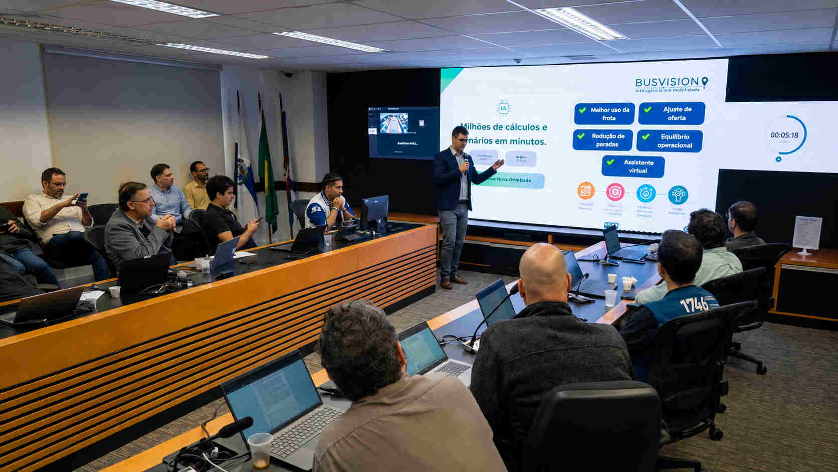 Representantes de projetos tecnológicos apresentam soluções para melhorar o transporte público do Rio durante eventos climáticos extremos.
