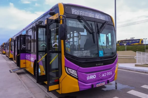 Novos ônibus roxos do Sistema RIO apresentados em Santa Cruz, na Zona Oeste
