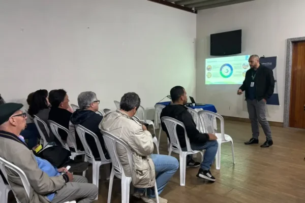 Moradores participam de reunião sobre o sistema de esgoto do Cônego