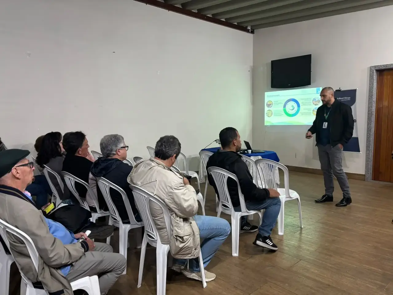 Moradores participam de reunião sobre o sistema de esgoto do Cônego
