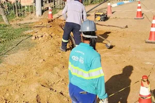 Obras de saneamento ampliam redes de água e esgoto em diferentes cidades do Estado do Rio