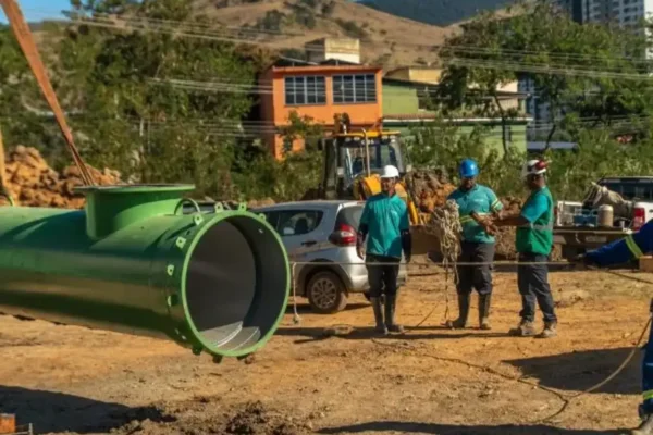 Obras de saneamento ampliam redes de água e esgoto em diferentes cidades do Estado do Rio