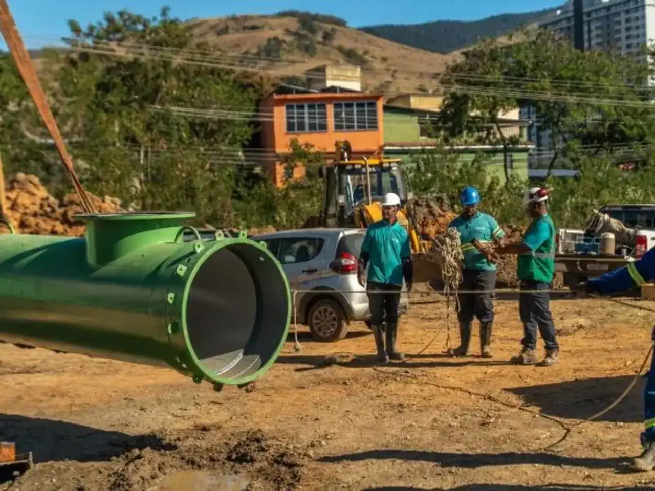 Obras de saneamento ampliam redes de água e esgoto em diferentes cidades do Estado do Rio