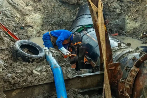 Obras de saneamento ampliam redes de água e esgoto em diferentes cidades do Estado do Rio