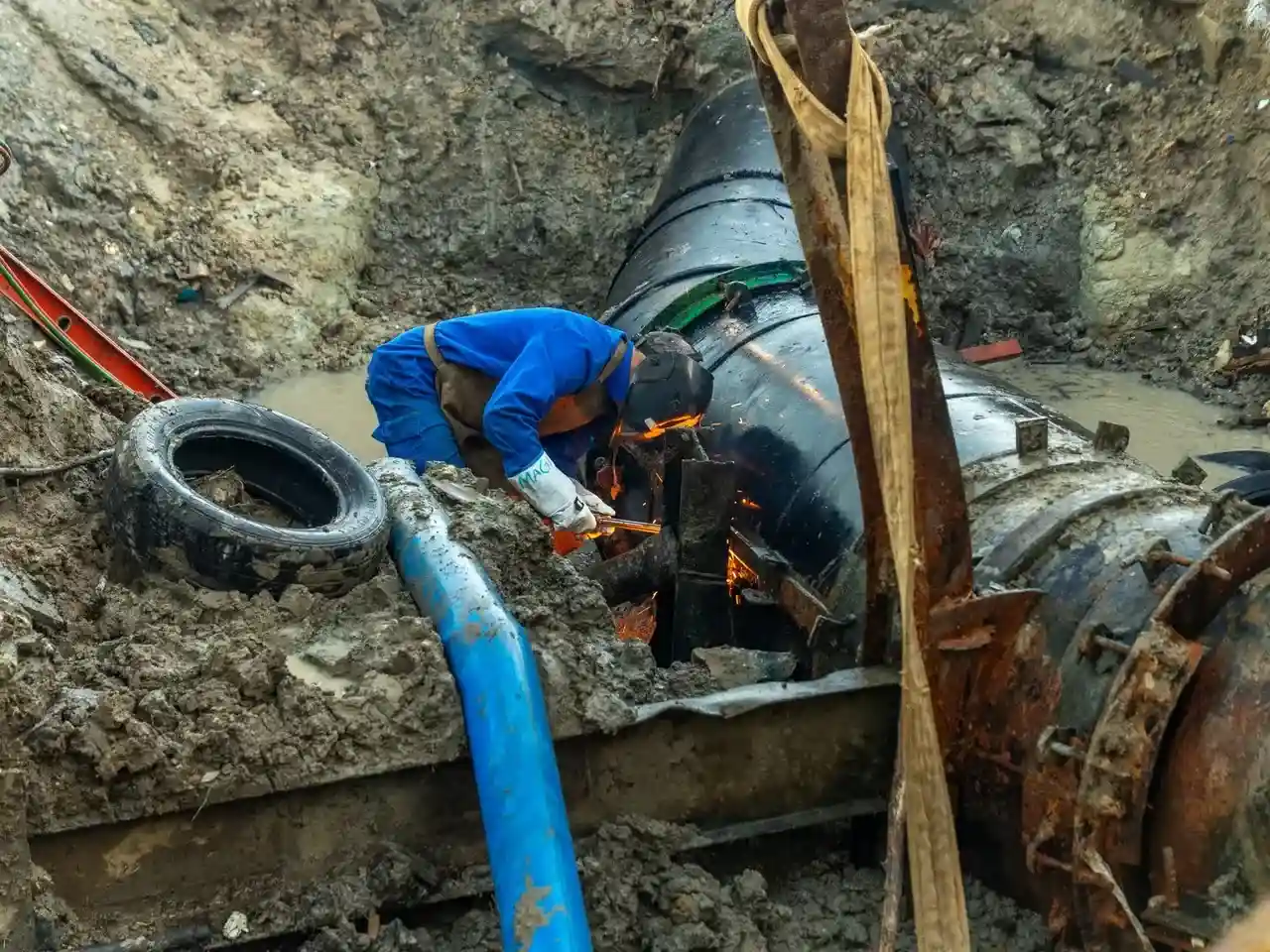 Obras de saneamento ampliam redes de água e esgoto em diferentes cidades do Estado do Rio