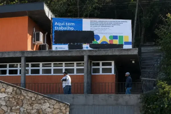 Placa de obra do Posto do Suspiro aparece parcialmente coberta