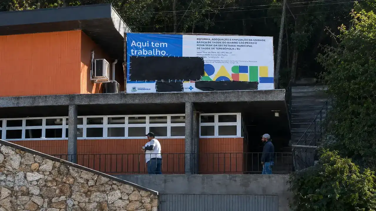 Placa de obra do Posto do Suspiro aparece parcialmente coberta