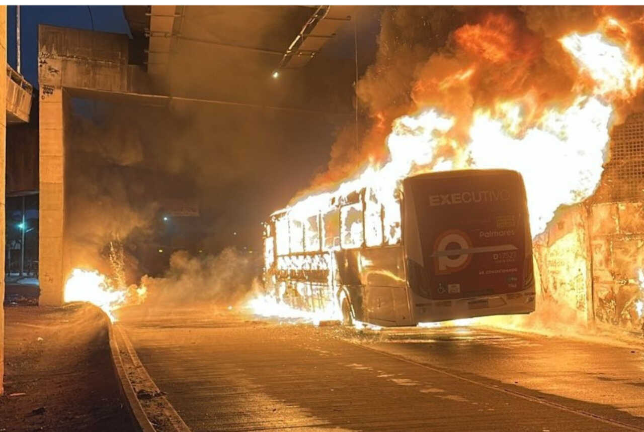 Acidente envolvendo composição ferroviária e coletivo ocorreu na noite de quinta-feira e segue sob apuração