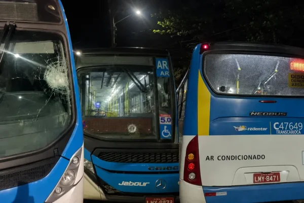 Ônibus com sinais de depredação durante greve dos rodoviários no Rio de Janeiro.