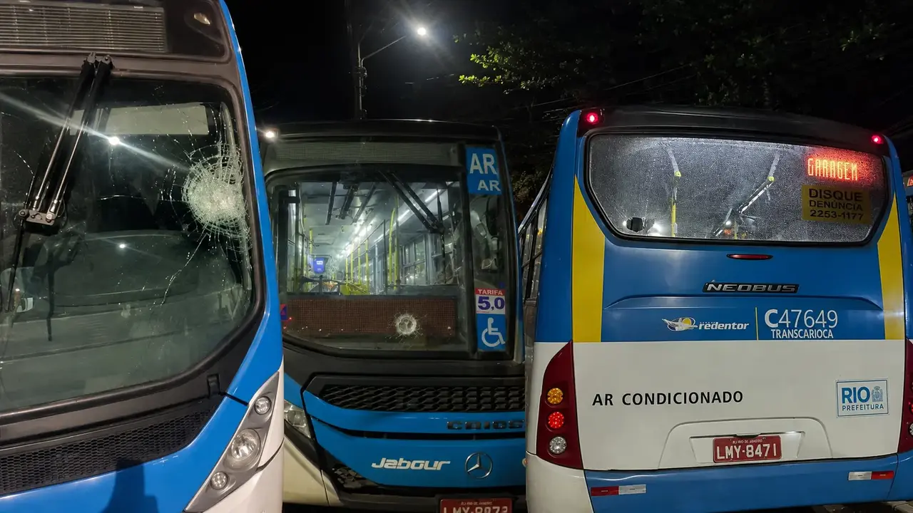 Ônibus com sinais de depredação durante greve dos rodoviários no Rio de Janeiro.