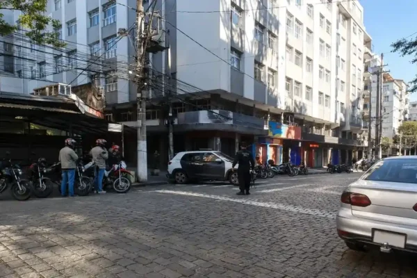 Agentes e viaturas da Polícia Civil durante operação realizada no Centro de Nova Friburgo.
