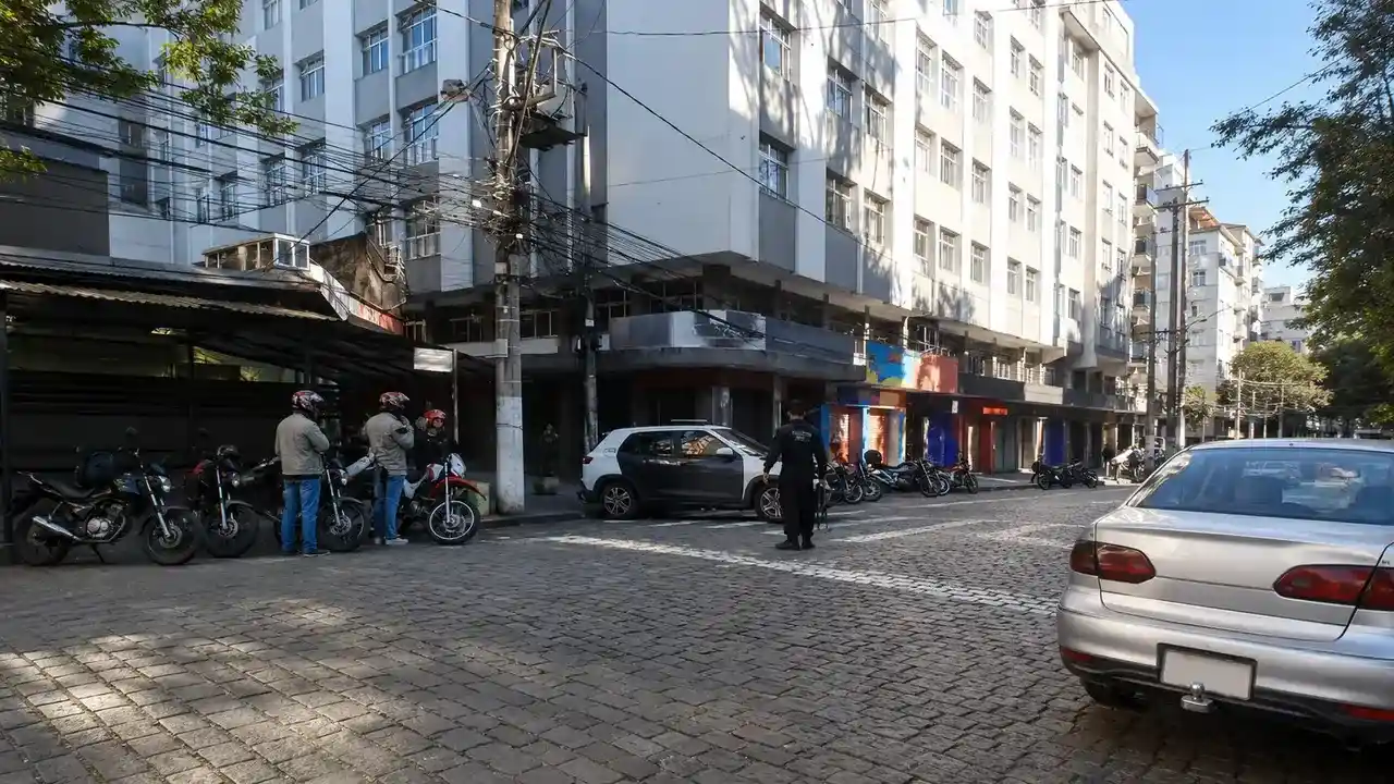 Agentes e viaturas da Polícia Civil durante operação realizada no Centro de Nova Friburgo.