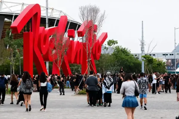 Público circula próximo à entrada da Cidade do Rock, no Parque Olímpico, no Rio de Janeiro