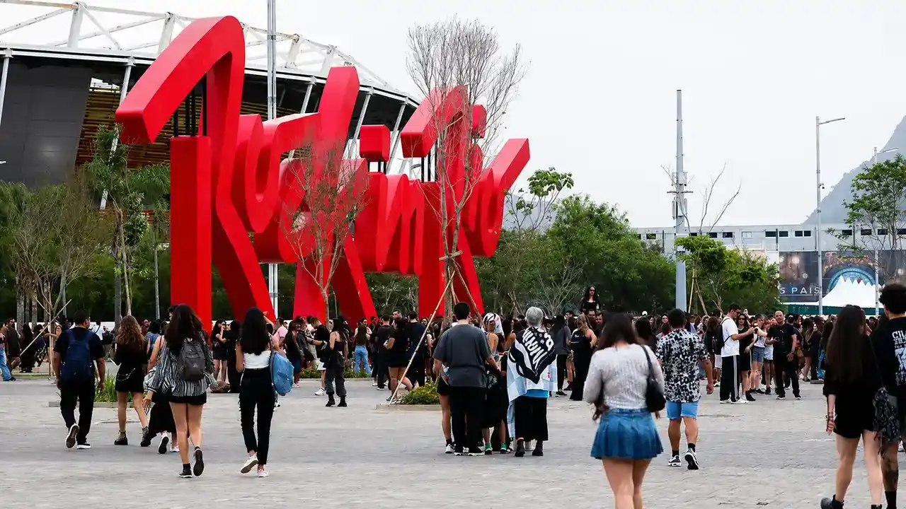 Público circula próximo à entrada da Cidade do Rock, no Parque Olímpico, no Rio de Janeiro