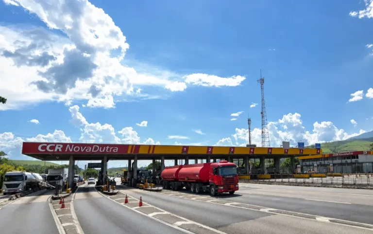 Praça de pedágio da Rodovia Presidente Dutra com caminhões e automóveis nas pistas