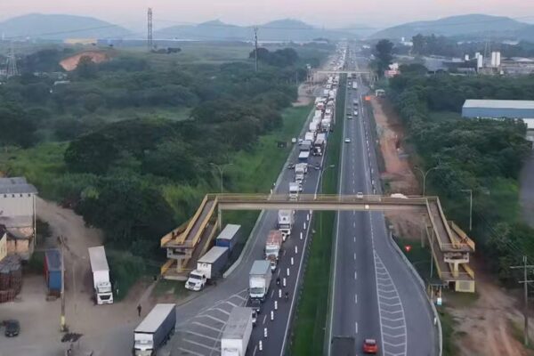 Veículos foram retirados. Trânsito segue complicado. Veja onde há retenção e os avisos mais recentes