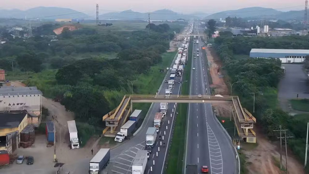 Veículos foram retirados. Trânsito segue complicado. Veja onde há retenção e os avisos mais recentes