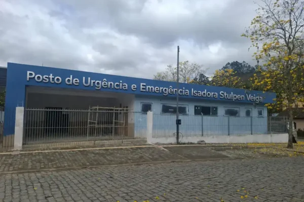Câmara de Nova Friburgo vota veto ao nome de Isadora na unidade de emergência de Lumiar em sessão marcada por forte polêmica.