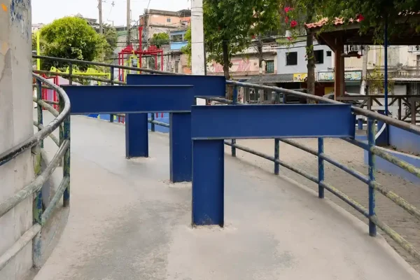 Passarela de Gramacho com grandes barreiras azuis instaladas no caminho para impedir a circulação de motos.