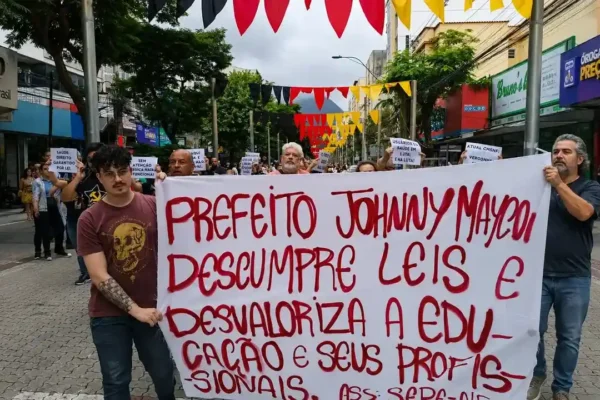 Profissionais da Educação durante mobilização em Nova Friburgo