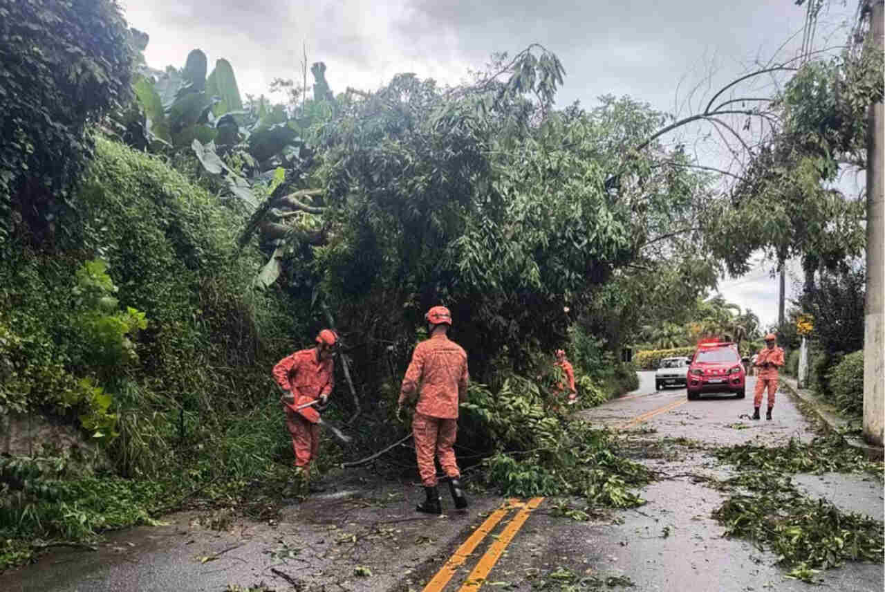 chuva forte em Nova Friburgo provoca deslizamentos enxurradas e interdições após acumulado elevado no fim de semana