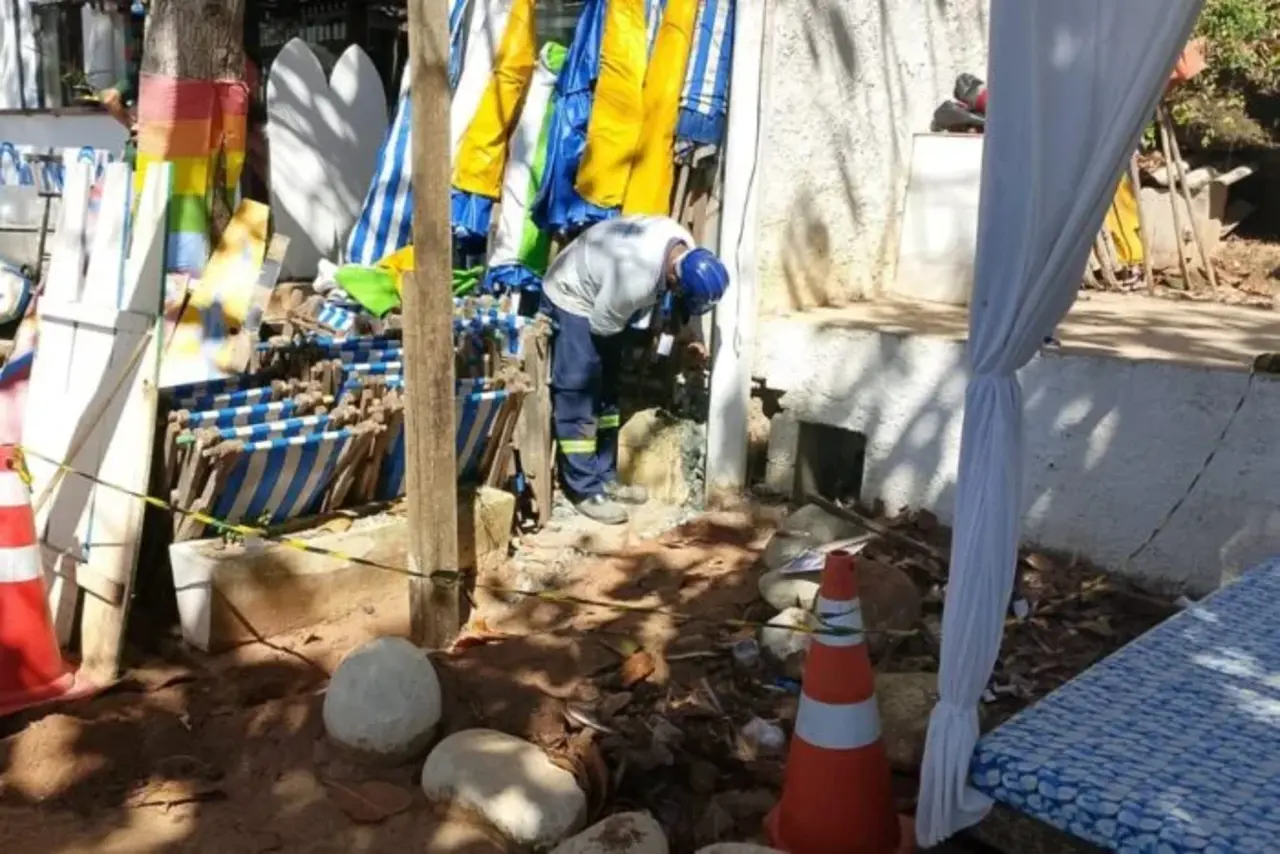 Tubulação encontrada durante fiscalização de ligação de água em quiosque de Búzios