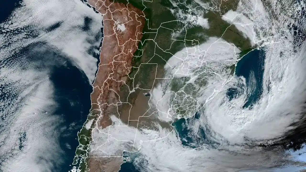 Imagem de satélite mostra nuvens sobre o Brasil e a América do Sul