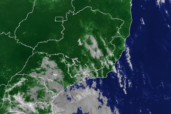 Imagem de satélite mostra nuvens sobre estados do Sudeste brasileiro