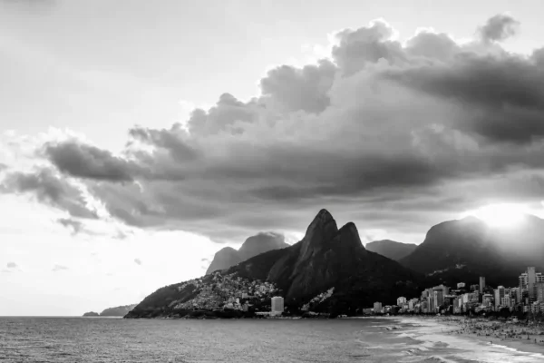 Nuvens carregadas cobrem montanhas e orla da cidade do Rio