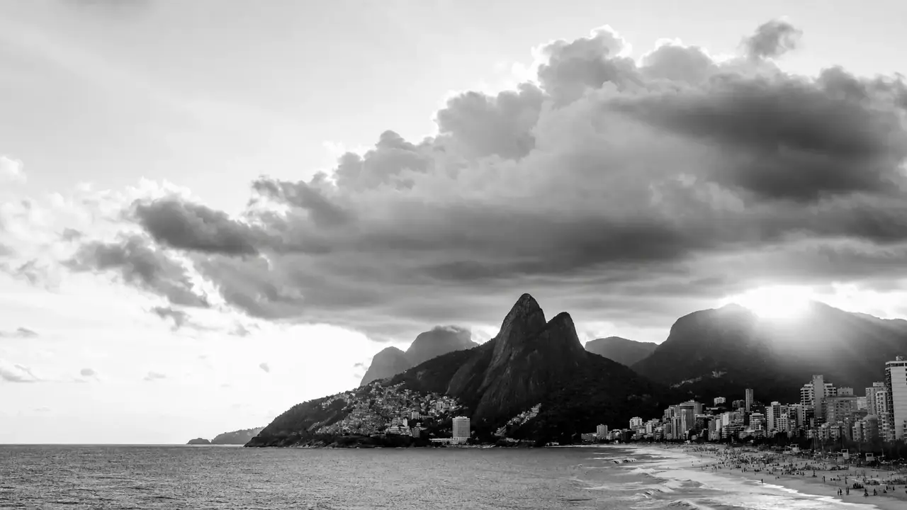 Nuvens carregadas cobrem montanhas e orla da cidade do Rio