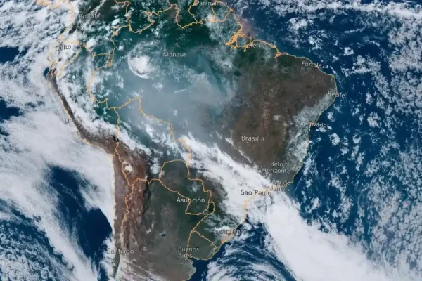 Imagem de satélite mostra nuvens sobre o Brasil e a América do Sul