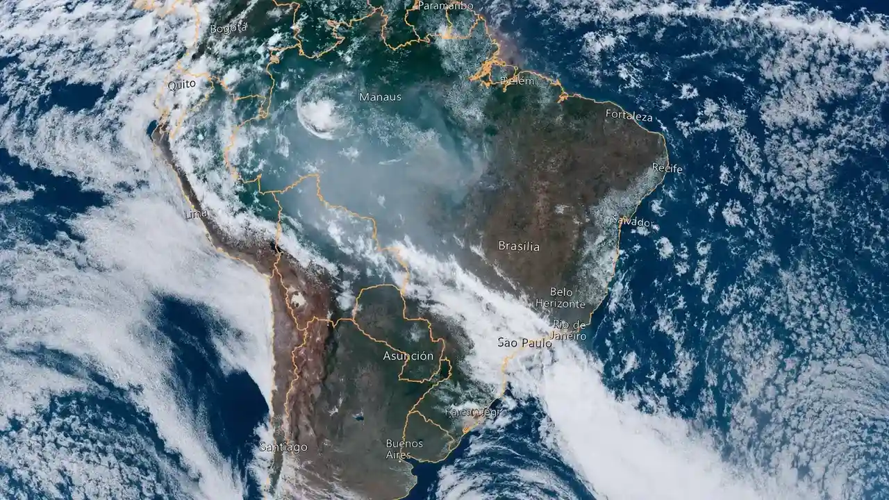 Imagem de satélite mostra nuvens sobre o Brasil e a América do Sul