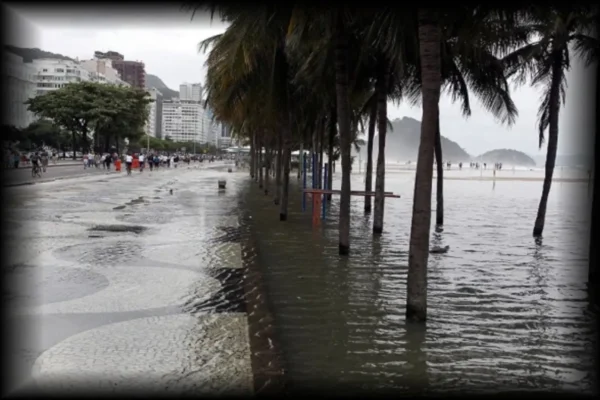 Ondas fortes atingem o litoral do Estado do Rio durante aviso de ressaca