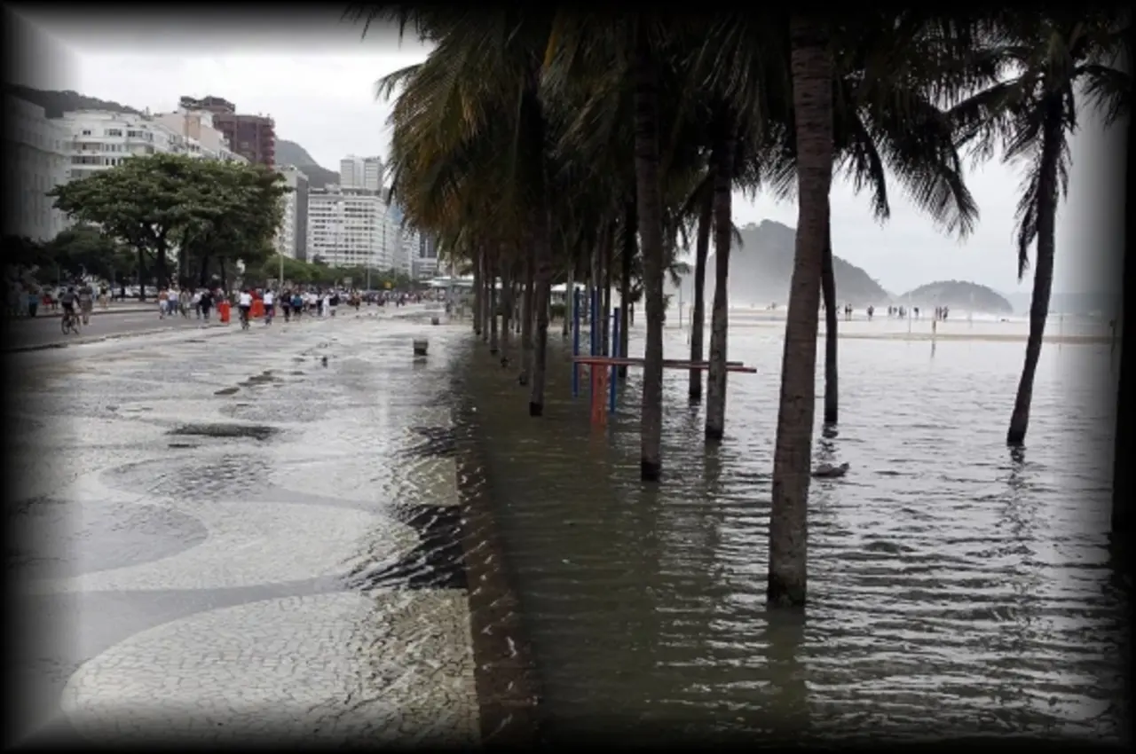 Ondas fortes atingem o litoral do Estado do Rio durante aviso de ressaca