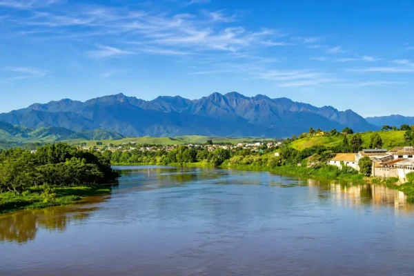 Imagem do Rio Paraíba do Sul, importante manancial que abastece o Estado do Rio de Janeiro e que terá aumento temporário da transposição de água para São Paulo.